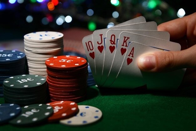 Tim naylking di ruang operasi dengan monitor live casino dan dukungan pelanggan